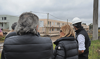 Eneida de León en recorrida de obras en Salto