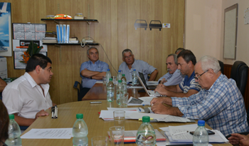 Ministro Víctor Rossi en reunión con organizaciones sociales de San José