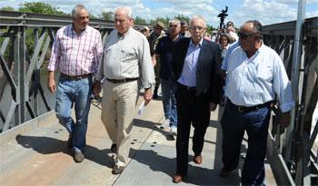 Víctor Rossi y Jorge Menéndez cruzan puente junto a autoridades