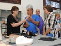 Entrega de la prótesis número mil e inauguración de un taller de calzado especializado