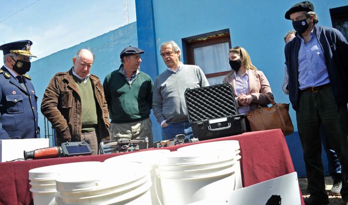 Jorge Larrañaga y Carlos Uriarte, acompañados por vecinos de Cerro Colorado