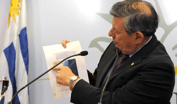 El canciller Rodolfo Nin Novoa muestra el nuevo mapa continental de Uruguay
