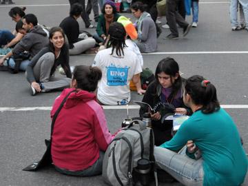 Jóvenes sentados