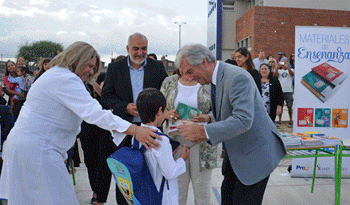 El Presidente Tabaré Vázquez recorrió tres escuelas de Montevideo en comienzo de año lectivo