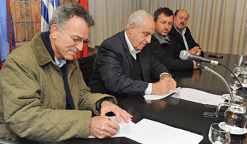 Ministro Rossi en firma de convenio