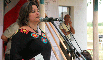 La presidenta del INC, Jacqueline Gómez., en acto de entrega de tierras al sindicato de peones de estancias
