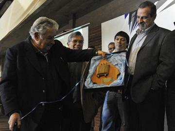 Mujica recibe un regalo de trabajadores de empresa recuperada Urutransfor