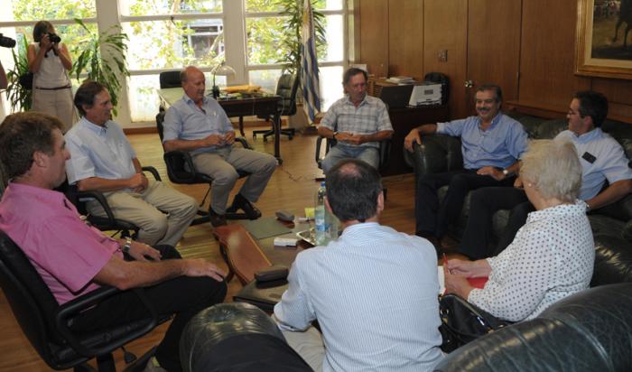 Autoridades de Ganadería en reunión con productores