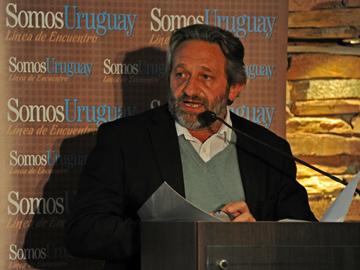 Ministro Beltrame disertando en cena de Fundación "Somos Uruguay"