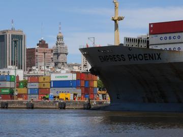 Embarcación traslada contenedores