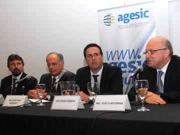 Autoridades en la mesa