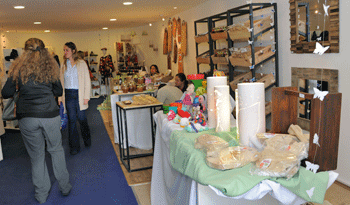 Emprendedores del Mides en estand del organismo en la Expo Prado 2016