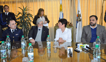 El ministro Eduardo Bonomi y la intendenta de Maldonado, Susana Hernández, firman convenio para nueva comisaría