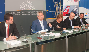 Autoridades en anuncio de mejoras de la conectividad Montevideo-Río de Janeiro