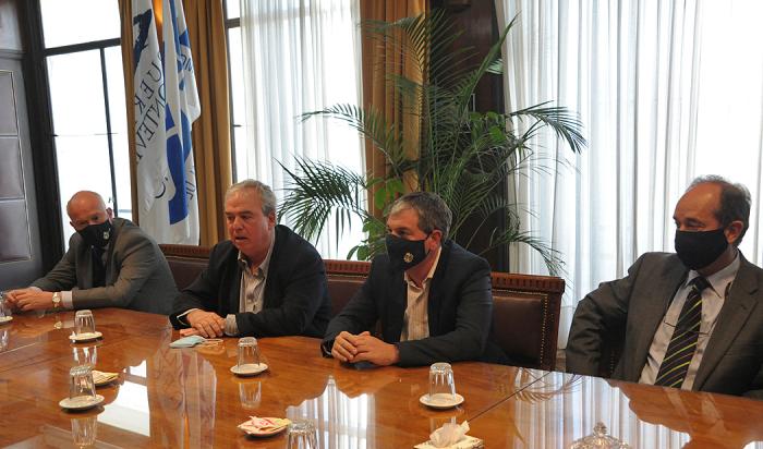 Ministro Luis Alberto Heber con autoridades portuarias