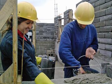Beneficiarios del plan trabajando en la construcción de sus viviendas