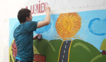 Joven participa de programa social
