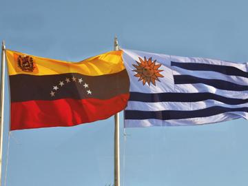 Banderas de Uruguay y Venezuela