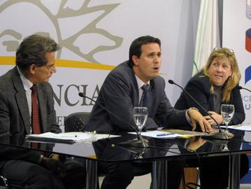 Mesa con participantes del lanzamiento del informe