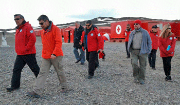 Comitiva oficial en plena recorrida por Base Artigas de la Antártida