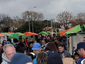 Vecinos de Tres Ombúes en feria social