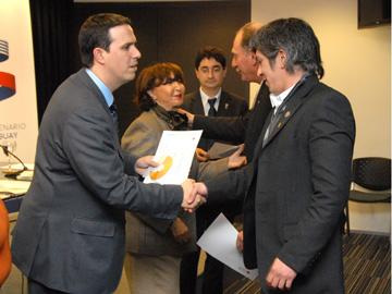 Diego Cánepa entrega certificados a participantes