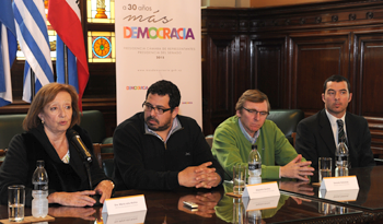 Autoridades en apertura de archivos del Diario Oficial
