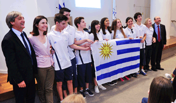 Entrega de Pabellón Nacional a estudiantes que participarán en Juegos Sudamericanos