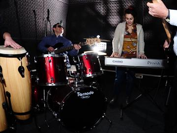 Artistas en sala de grabación