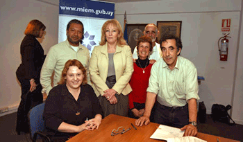 Ministra de Industrias, Carolina Cosse, junto a los representantes de las ocho cooperativas seleccionadas.