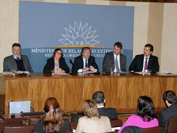 Ministros Susana Muñiz y Luis Almagro participaron en el panel sobre comercio ilícito de tabaco