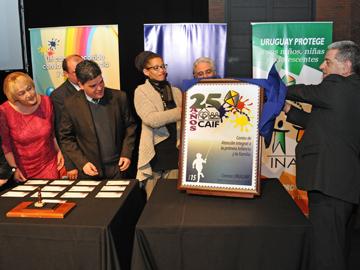 Acto de presentación de los sellos que conmemoran los 25 años de los Centros CAIF