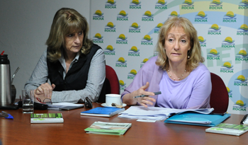 Ministra Carolina Cosse con vecinos de Rocha