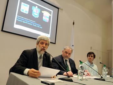 El Director Nacional de Telecomunicaciones, Sergio De Cola, dirigiendo la audiencia pública