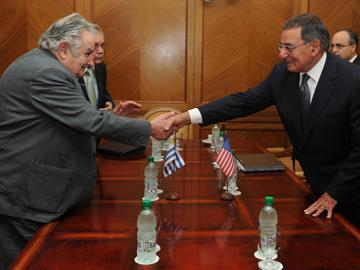 Presidente Mujica saluda al subsecretario de Estados Unidos