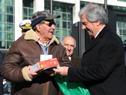 Presidente Vázquez entregó la primera tablet del programa Ibirapitá para jubilados