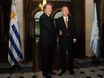 Luis Almagro y Ban Ki-moon saludándose
