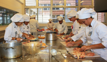 Estudiantes de UTU que participan de cursos de cocina