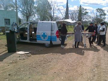 Autoridades en entrega de ambulancias