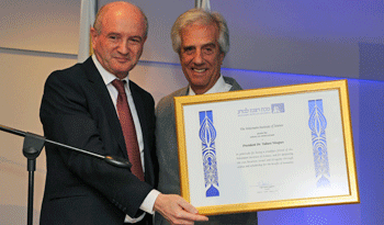 Daniel Zajfman entrega diploma al presidente Tabaré Vázquez Daniel Zajfman entrega diploma al presidente Tabaré Vázquez