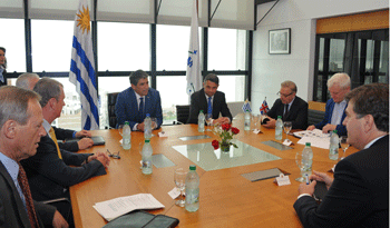 Sendic con grupo de parlamentarios británicos.