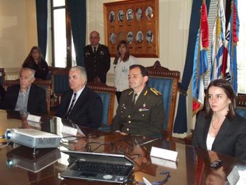 Autoridades firmando convenio