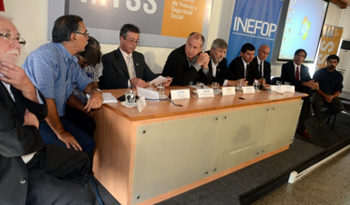 Ministro Ernesto Murro en asunción de autoridades de INEFOP