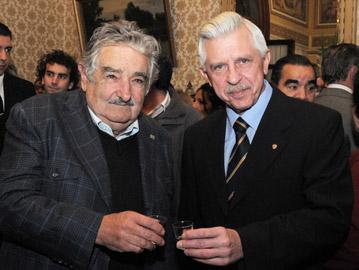 Presidente Mujica y Embajador Ruso saludándose