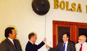 El presidente de UTE, Gonzalo Casaravilla, toca la campana de la Bolsa de Valores de Montevideo