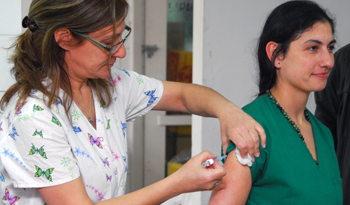 Vacunación entre integrantes de personal del Centro de Salud de Jardines del Hipódromo