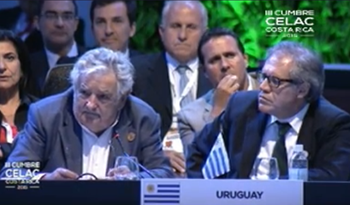 El Presidente José Mujica, flanqueado por el canciller Luis Almagro, cerró su discurso en la Cumbre de la Celac bajo un cerrado aplauso de sus pares