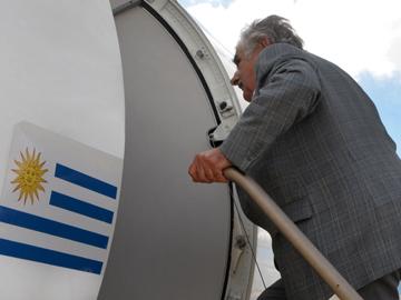 Presidente Mujica subiendo a avión en Base Aérea nro. 1 (foto de archivo)