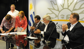 Firma de convenio entre Ministerio del Interior, intendencias y cooperativistas