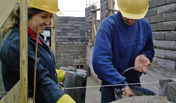 Integrantes del Plan Juntos trabajan en construcción de su propia vivienda